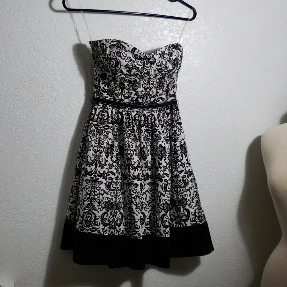 Size 3 black and white dress. - Picture 1 of 4